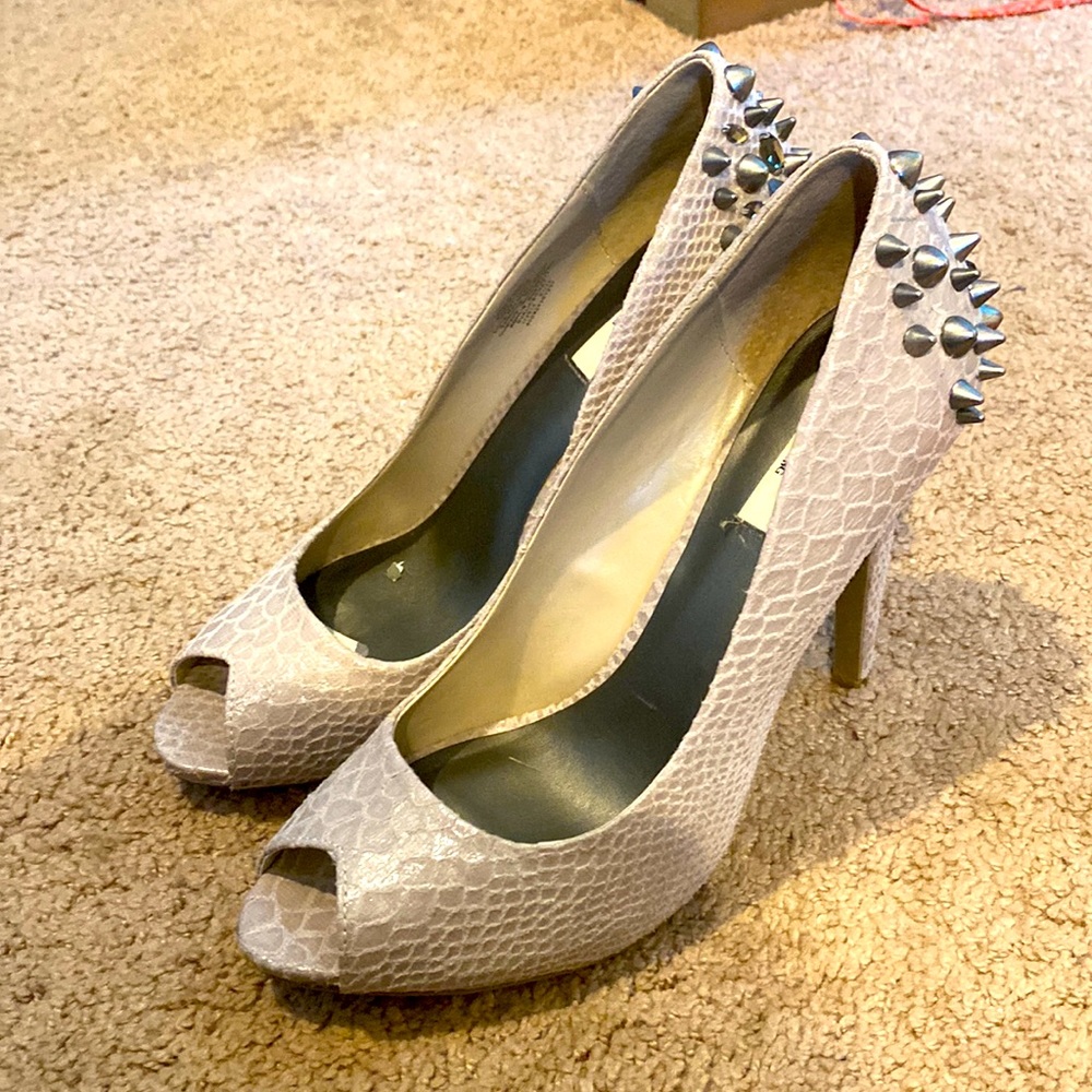 Simply Vera Wang studded high heels beige snakeskin Sz 8.5 womens